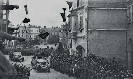 Hitler projíždí Slavonicemi, 26. 10. 1938