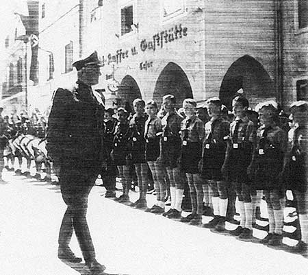 Parade der Hitlerjugend vor dem Rathaus von Slavonice