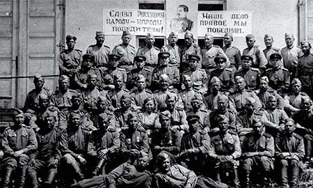 Rote Armee – Gruppenfoto hinter dem Deutschen Haus